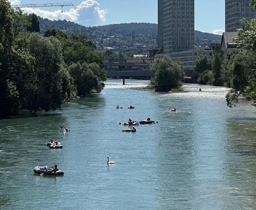 Inflatable rings on the Limmat river Zurich - Smile Swim rental