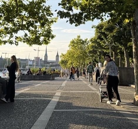 Person auf grünem aufblasbarem SUP Board auf dem Zürichsee