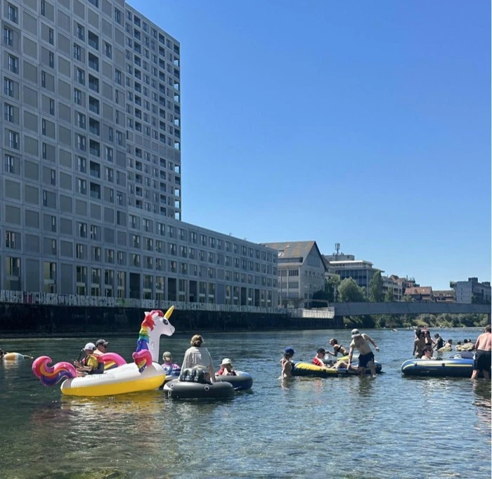 Limmat Bootle Zurich summer - floating with friends